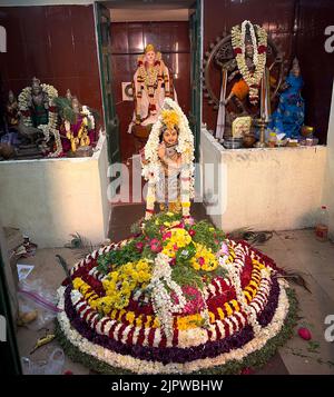 Chennai, Indien, 20. Aug 2022: Glühende Anhänger von Lord Krishna feiern weltweit Lord Krishnas`s Geburtstag - bekannt als Krishna Jayanthi - mit großer Hingabe und Ehrfurcht! Lord Krishna wurde am Tag des Sterns Rohini im tamilischen Kalendermonat Aavani auf Ashtami Thithium Mitternacht geboren! Als solche wird Krishna Jayanthi oder Gokulashtami oder Janmashtami jedes Jahr an diesem Tag mit großer Hingabe gefeiert - Quelle: Seshadri SUKUMAR/Alamy Live News Stockfoto